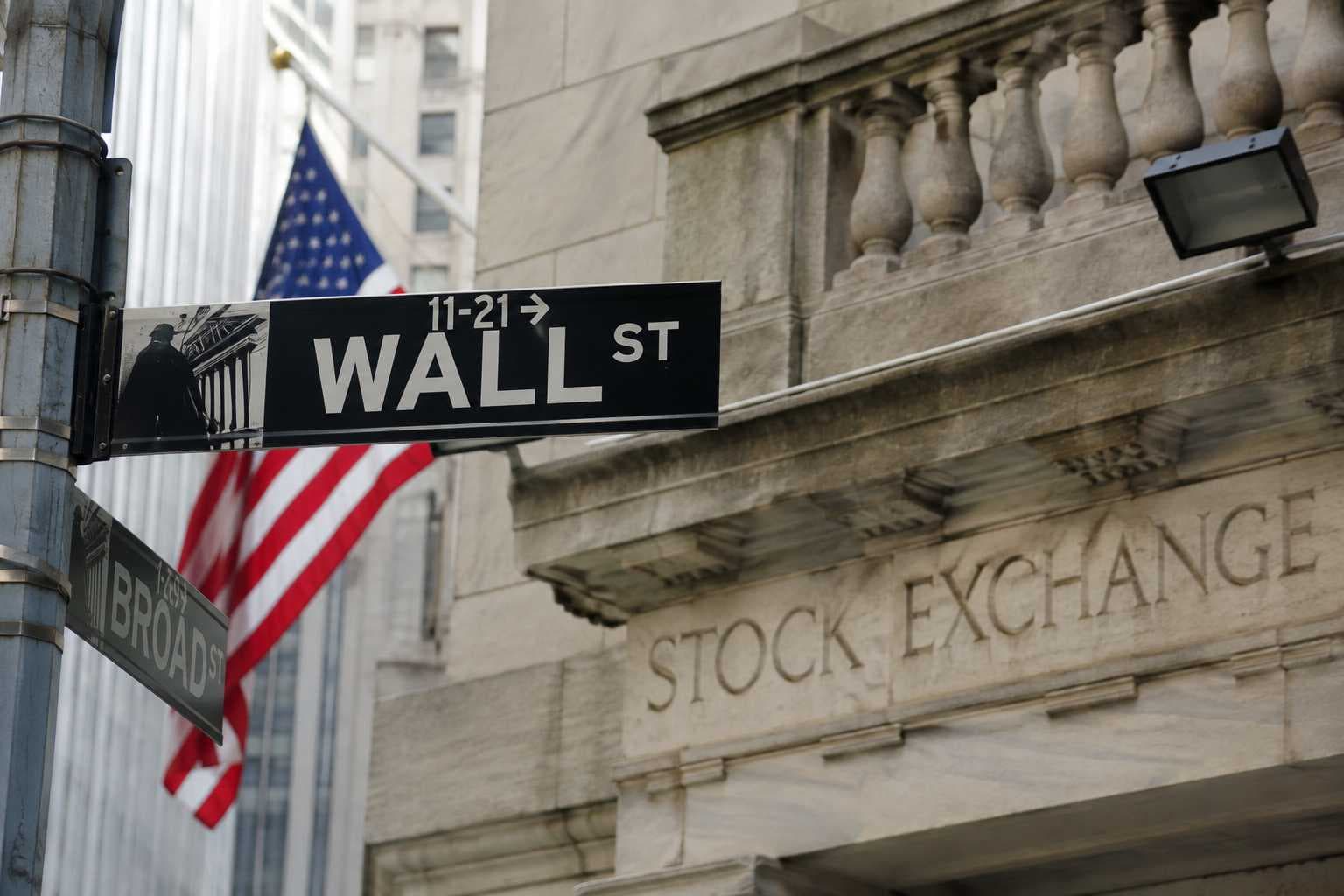 Why Is the Stock Market Mixed Today? AI Stocks and Oil Pull Wall Street in Opposite Directions